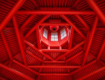 五百丁平台简历模板库界面展示，砖红色主调界面上整齐排列着多款精美简历模板，求职者正在筛选适合金融岗位的双栏设计模板